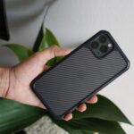 جراب ايفون سيليكون شفاف بزخارف وإطار باللون الاسود لحماية الموبايل والكاميرا من الخدوش والصدمات