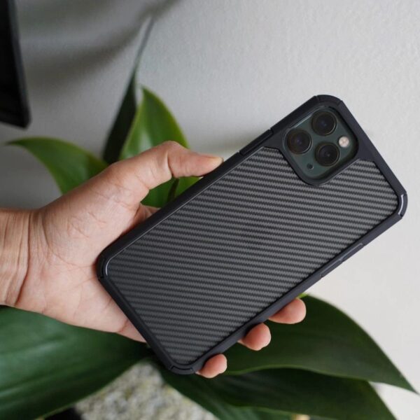 جراب ايفون سيليكون شفاف بزخارف وإطار باللون الاسود لحماية الموبايل والكاميرا من الخدوش والصدمات