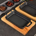 ⁦جريل استانليس لشوي والفراخ واللحوم والاسماك بيد بقاعدة خشب للتقديم علي السفرة بشكل شيك⁩ - الصورة ⁦5⁩