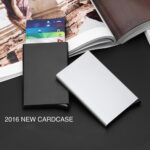 ⁦حافظة كروت وبطاقات ائتمان معدن اوتوماتيكية⁩ - الصورة ⁦5⁩