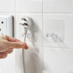 ⁦حامل فيشة ذاتي اللصق متعدد الأستخدام لأدوات المطبخ والمكانس والهواتف والكابلات⁩ - الصورة ⁦3⁩