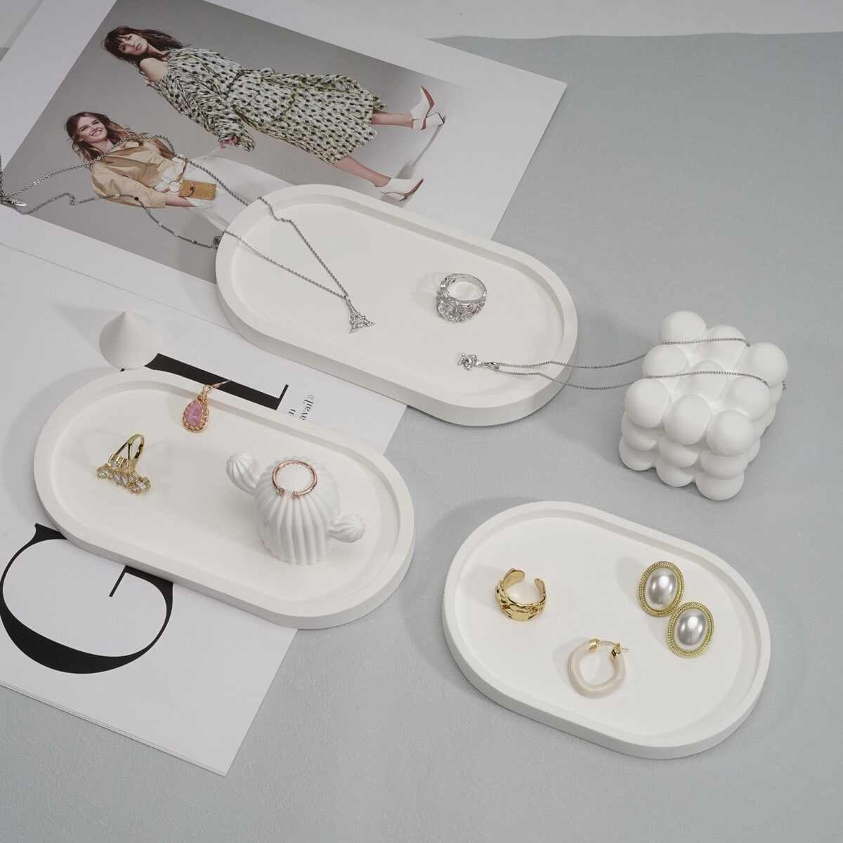 ⁦حامل هاند ميد للأكسسوارات وقطع الديكور وأقلام الروج والشموع من الجبس الأبيض⁩ - الصورة ⁦2⁩