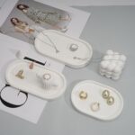 ⁦حامل هاند ميد للأكسسوارات وقطع الديكور وأقلام الروج والشموع من الجبس الأبيض⁩ - الصورة ⁦2⁩