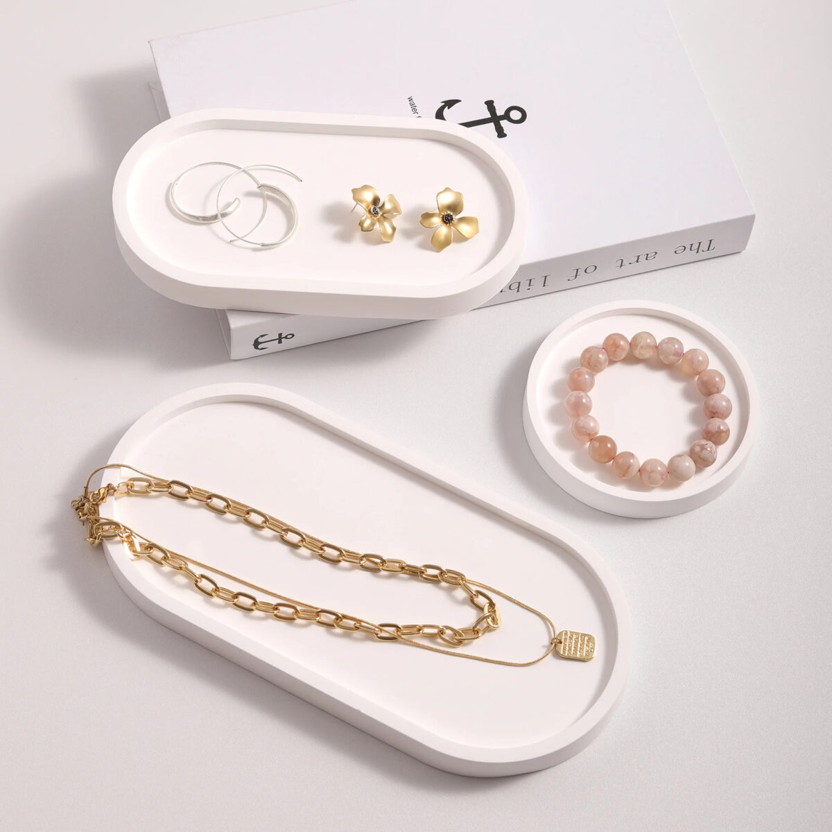 ⁦حامل هاند ميد للأكسسوارات وقطع الديكور وأقلام الروج والشموع من الجبس الأبيض⁩ - الصورة ⁦3⁩