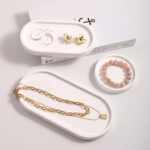 ⁦حامل هاند ميد للأكسسوارات وقطع الديكور وأقلام الروج والشموع من الجبس الأبيض⁩ - الصورة ⁦3⁩