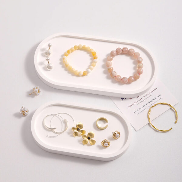 حامل هاند ميد للأكسسوارات وقطع الديكور وأقلام الروج والشموع من الجبس الأبيض