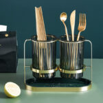 ⁦حامل ومصفاة انيق للمعالق والشوك والسكاكين بصينية قابلة للفك⁩ - الصورة ⁦2⁩