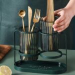 ⁦حامل ومصفاة انيق للمعالق والشوك والسكاكين بصينية قابلة للفك⁩ - الصورة ⁦9⁩