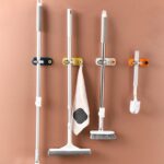 ⁦حامل ومنظم مكانس فردي من السيليكون يثبت علي الحائط بلزق دبل فيس قوي⁩ - الصورة ⁦2⁩