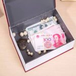 ⁦خزنة معدنية سرية على شكل كتاب حقيقي مع قفل حماية لحفظ واخفاء النقود والمجوهرات⁩ - الصورة ⁦2⁩