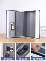 ⁦خزنة معدنية سرية على شكل كتاب حقيقي مع قفل حماية لحفظ واخفاء النقود والمجوهرات⁩ - الصورة ⁦3⁩