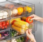 ⁦درج وعلبة منظم ثلاجة اكليريك بغطاء محكم الغلق لتنظيم وحمل الفواكه والخضروات⁩ - الصورة ⁦2⁩