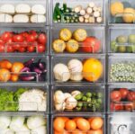 ⁦درج وعلبة منظم ثلاجة اكليريك بغطاء محكم الغلق لتنظيم وحمل الفواكه والخضروات⁩ - الصورة ⁦3⁩