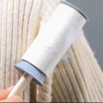 ⁦رول لاصق لإزالة الوبر وشعر الحيوانات من الملابس والمفروشات والسجاد بغطاء ومقبض يد مريح⁩ - الصورة ⁦2⁩