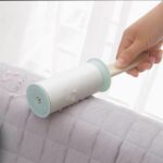 ⁦رول لاصق لإزالة الوبر وشعر الحيوانات من الملابس والمفروشات والسجاد بغطاء ومقبض يد مريح⁩ - الصورة ⁦4⁩