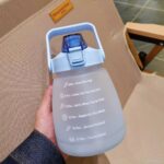 ⁦زجاجة رياضية بشاليموه مقسمة بالساعات مع جمل إيجابية للتحفيز علي شرب المياه  1300 ملي لتر⁩ - الصورة ⁦7⁩