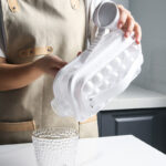 ⁦زجاجة صنع مكعبات ثلج لتبريد العصائر والمشروبات بغطاء⁩ - الصورة ⁦2⁩