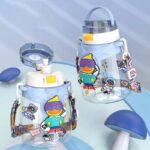 زمزمية مدرسية للاطفال بالعاب ثري دي وشاليموه لسهولة الشرب 1300 ملي بيد لسهولة الحمل