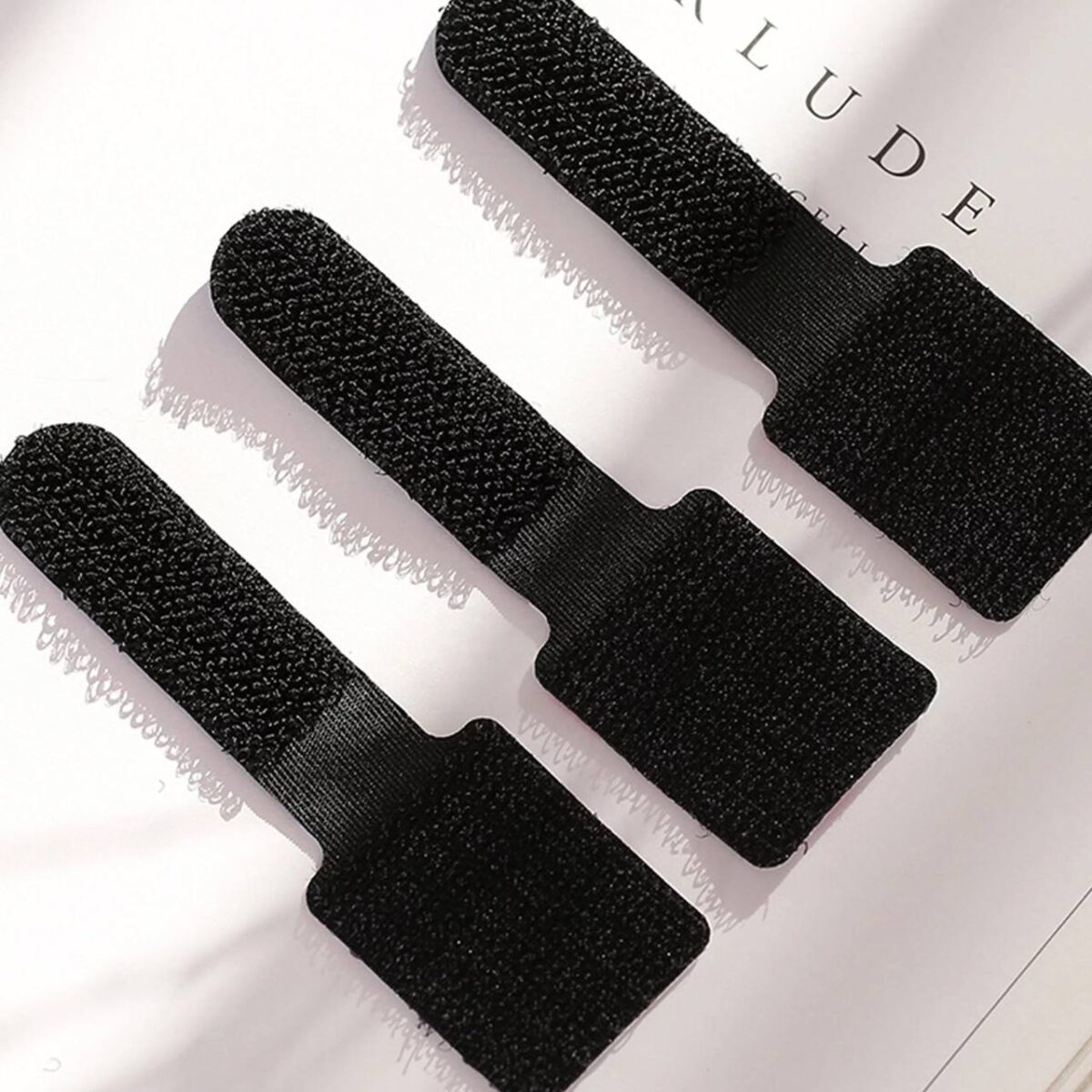 ⁦سكوتش مجمع ومنظم للأسلاك والكابلات بلزق دبل فيس للتثبيت علي الحائط والمكتب⁩ - الصورة ⁦10⁩