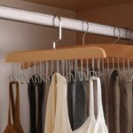 شماعة خشب 8 هوك لتنظيم وتعليق التيشرتات والملابس وربطات العنق لتوفير مساحات داخل الدولاب - الصورة 8