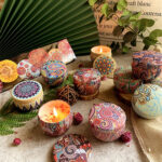 ⁦شمع معطر في علب صاج بأشكال مختلفة مبهجة⁩ - الصورة ⁦2⁩