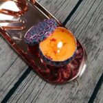 شمع معطر في علب صاج بأشكال مختلفة مبهجة