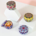 ⁦شمع معطر في علب صاج بأشكال مختلفة مبهجة⁩ - الصورة ⁦4⁩