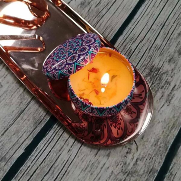 شمع معطر في علب صاج بأشكال مختلفة مبهجة