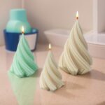 ⁦شمعة شجرة الكريسماس لتجديد ديكور المنزل وتعطير الأجواء وإضفاء اجواء رومانسية هادئة​⁩ - الصورة ⁦2⁩