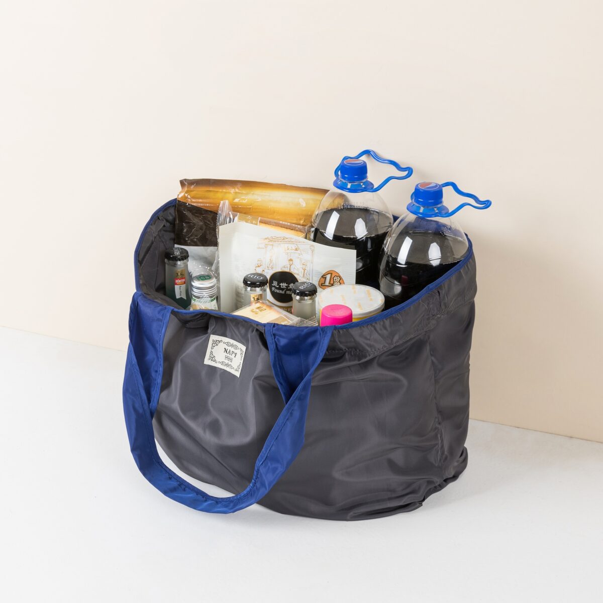 ⁦شنطة تسوق وسفر جامبو وتربروف لحمل جميع المشتريات والمتعلقات الشخصية برباط ويد لسهولة الحمل بألوان مختلفة⁩ - الصورة ⁦3⁩