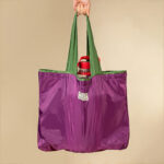 ⁦شنطة تسوق وسفر جامبو وتربروف لحمل جميع المشتريات والمتعلقات الشخصية برباط ويد لسهولة الحمل بألوان مختلفة⁩ - الصورة ⁦4⁩