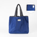 ⁦شنطة تسوق وسفر جامبو وتربروف لحمل جميع المشتريات والمتعلقات الشخصية برباط ويد لسهولة الحمل بألوان مختلفة⁩ - الصورة ⁦7⁩