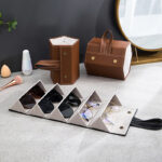 ⁦شنطة تنظيم وحمل النظارات الشمسية والطبية 6 فتحات قابله للطي بيد للتعليق⁩ - الصورة ⁦3⁩