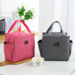 ⁦شنطة لانش بوكس حرارية لحفظ الطعام والمشروبات للشغل والمدرسة والرحلات ب 2 جيب خارجي ويد لسهولة الحمل⁩ - الصورة ⁦3⁩