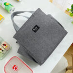 ⁦شنطة لانش بوكس حرارية لحفظ الطعام والمشروبات للشغل والمدرسة والرحلات ب 2 جيب خارجي ويد لسهولة الحمل⁩ - الصورة ⁦8⁩