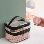 ⁦شنطة لتنظيم وحمل مستحضرات التجميل وادوات الميكب وتربروف مزدوجة الطبقات بجزء علوي شفاف لسهولة الرؤية ويد⁩ - الصورة ⁦4⁩