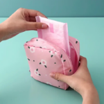 ⁦شنطة ميني لحمل وتخزين الفوط الصحية وتربروف⁩ - الصورة ⁦2⁩