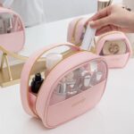 ⁦شنطة ومنظم جلد وتربروف للميك اب وادوات العناية بالشعر والبشرة بجزء شفاف لسهولة رؤية المحتويات⁩ - الصورة ⁦2⁩