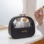 ⁦شنطة ومنظم جلد وتربروف للميك اب وادوات العناية بالشعر والبشرة بجزء شفاف لسهولة رؤية المحتويات⁩ - الصورة ⁦6⁩