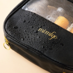 ⁦شنطة ومنظم جلد وتربروف للميك اب وادوات العناية بالشعر والبشرة بجزء شفاف لسهولة رؤية المحتويات⁩ - الصورة ⁦4⁩