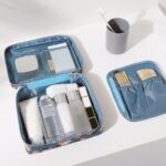 ⁦شنطة ومنظم وتربروف للميكب وادوات العناية بالشعر والبشرة مقسمة من الداخل للخروج والسفر بأشكال وألوان مختلفة⁩ - الصورة ⁦2⁩