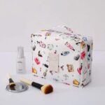 ⁦شنطة ومنظم وتربروف للميكب وادوات العناية بالشعر والبشرة مقسمة من الداخل للخروج والسفر بأشكال وألوان مختلفة⁩ - الصورة ⁦9⁩