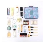 ⁦شنطة ومنظم وتربروف للميكب وادوات العناية بالشعر والبشرة مقسمة من الداخل للخروج والسفر بأشكال وألوان مختلفة⁩ - الصورة ⁦10⁩