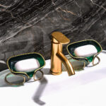 ⁦صبانة اكريليك بحامل معدن باللون الذهبي وفتحه لتصريف المياه⁩ - الصورة ⁦3⁩