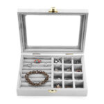 ⁦صندوق لتنظيم الاكسسورات والمجوهرات قطيفة بغطاء محكم الغلق⁩ - الصورة ⁦2⁩