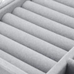 ⁦صندوق لتنظيم الاكسسورات والمجوهرات قطيفة بغطاء محكم الغلق⁩ - الصورة ⁦5⁩