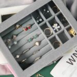 ⁦صندوق لتنظيم الاكسسورات والمجوهرات قطيفة بغطاء محكم الغلق⁩ - الصورة ⁦9⁩