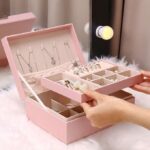 صندوق منظم اكسسوارات ومجوهرات 2 دور جلد بمفتاح للحفاظ علي المحتويات