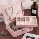 ⁦صندوق منظم اكسسوارات ومجوهرات 2 دور جلد بمفتاح للحفاظ علي المحتويات⁩ - الصورة ⁦3⁩