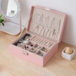 ⁦صندوق منظم اكسسوارات ومجوهرات 2 دور جلد بمفتاح للحفاظ علي المحتويات⁩ - الصورة ⁦4⁩